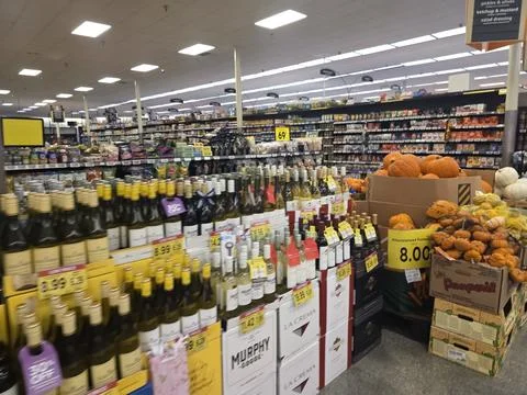 2 May 2026 Long Beach, California - Walking Inside of Grocery Retailer Store Fotos Stock