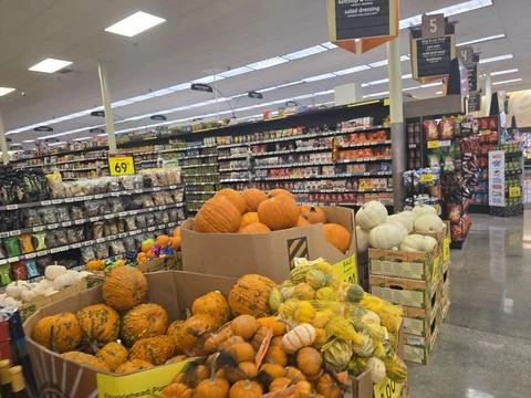 2 May 2026 Long Beach, California - Walking Inside of Grocery Retailer Store Fotos Stock