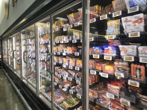 2 May 2026 Long Beach, California - Walking Inside of Grocery Retailer Store 스톡 사진