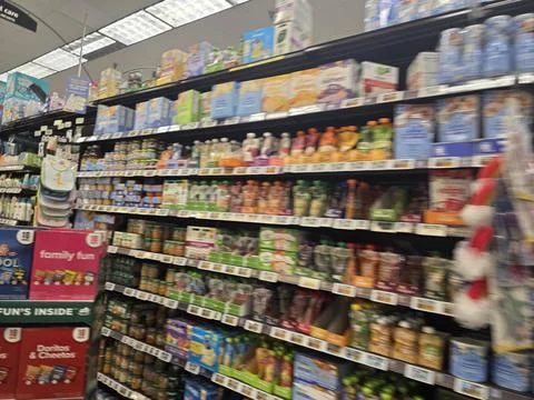 2 May 2026 Long Beach, California - Walking Inside of Grocery Retailer Store Stock-Fotos