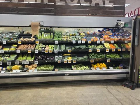2 May 2026 Long Beach, California - Walking Inside of Grocery Retailer Store Fotos de archivo