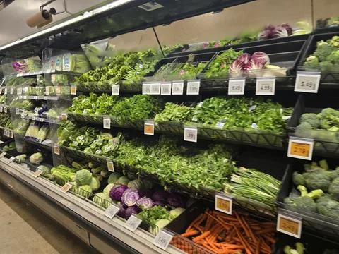 2 May 2026 Long Beach, California - Walking Inside of Grocery Retailer Store Fotos Stock