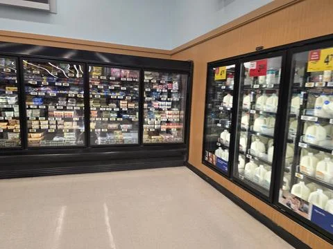 2 May 2026 Long Beach, California - Walking Inside of Grocery Retailer Store Fotos Stock