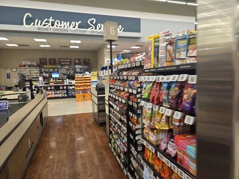 2 May 2026 Long Beach, California - Walking Inside of Grocery Retailer Store Fotos de archivo