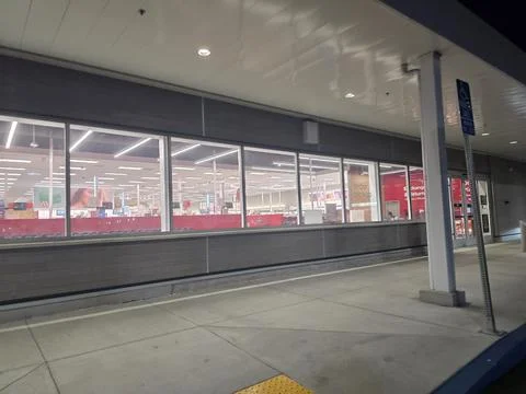 2 May 2026 Long Beach, California - Walking Inside of Grocery Retailer Store Fotos de archivo