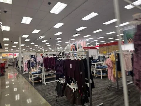 2 May 2026 Long Beach, California - Walking Inside of Grocery Retailer Store Fotos Stock