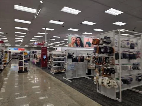 2 May 2026 Long Beach, California - Walking Inside of Grocery Retailer Store Fotos Stock