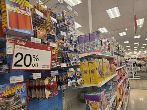 2 May 2026 Long Beach, California - Walking Inside of Grocery Retailer Store Stockfoto's