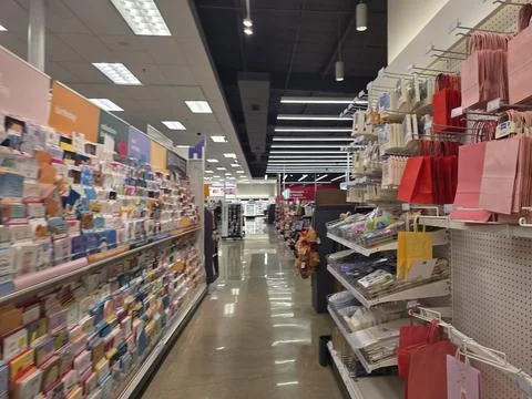 2 May 2026 Long Beach, California - Walking Inside of Grocery Retailer Store Fotos Stock