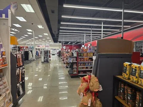 2 May 2026 Long Beach, California - Walking Inside of Grocery Retailer Store Fotos Stock