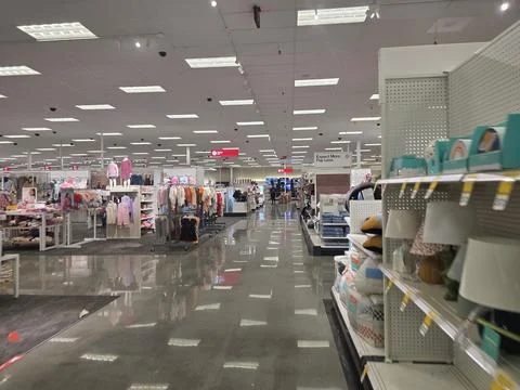 2 May 2026 Long Beach, California - Walking Inside of Target Retailer Store 库存照片