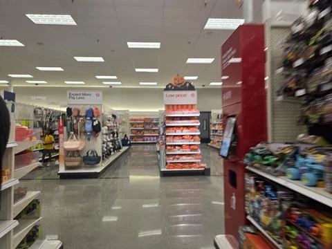 2 May 2026 Long Beach, California - Walking Inside of Target Retailer Store Stockfoto's