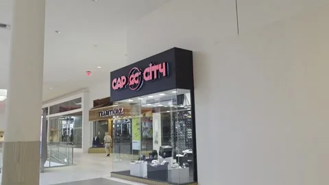 2 May 2026 Los Angeles, California - Walking Simon Shopping Mall Retailer Store Vídeos de archivo 344912588