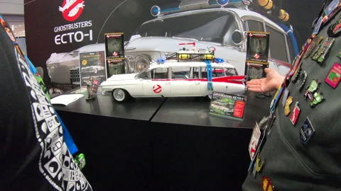 2 men having discussion over ecto-1 car Video stock 148518081