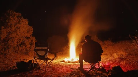 2 Men by a night campfire Video stock 116781890