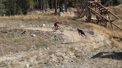 2 mountain bikers 動画素材 55657287