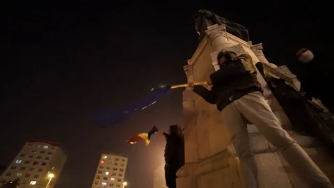 2 people waving flags on statue Stock Footage 90126179