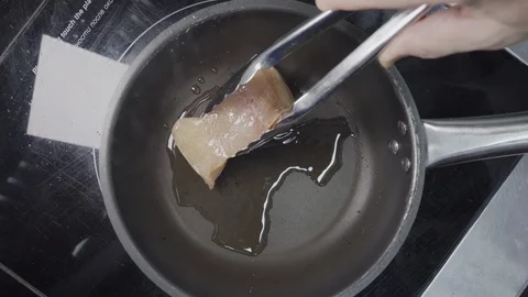2 pieces of fish in a pan Видео 121881264