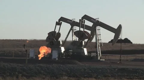 2 Pumping Units With 2 Gas Flares Close 2 Видео 43045581