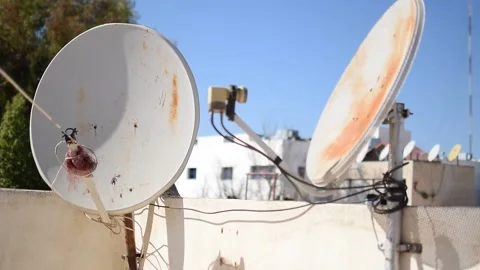 2 Satellite dishes in a Moroccan rooftop 動画素材 165397832