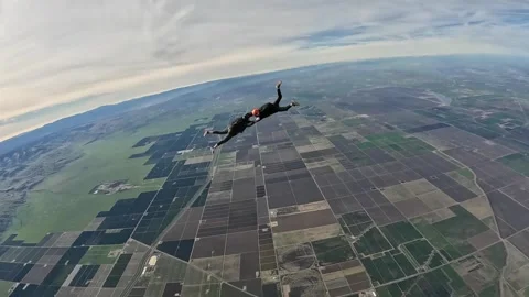 2 skydivers Video stock 324761404