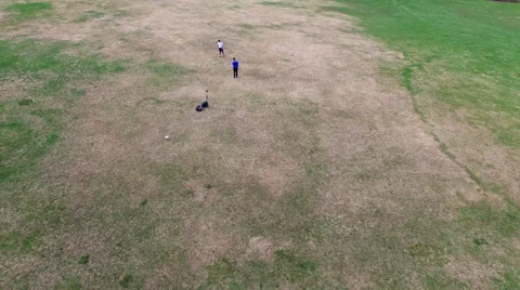 2 Soccer Players Practicing - Park Aerial Fly Over Vidéo 62419141