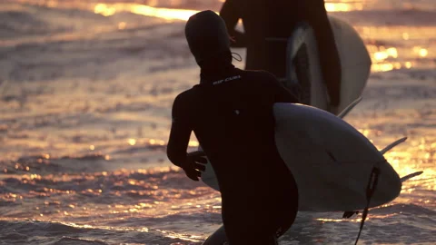 2 surfers in Surf Sunset evening in wild ocean, Basque Country Vídeo Stock 152638174