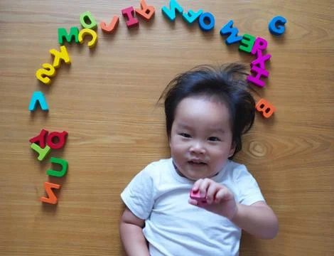 2 year old child playing with alphabets Fotos Stock