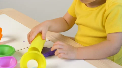 A 2-year-old preschool kid  making christmas tree from modeling clay (compound) 库存影片 99528535