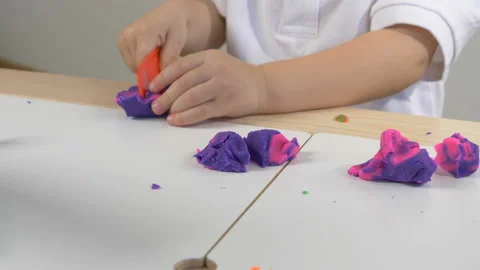 A 2-year-old preschool kid playing with modeling clay (compound) 库存影片 104525901