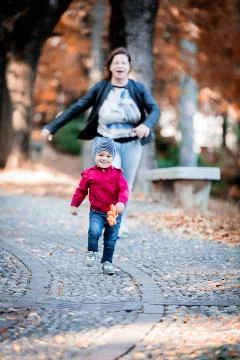 2 years old toddler have fun outdoor in autumn yellow park Foto stock