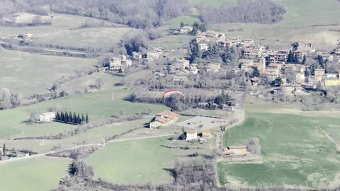 20-02-2024 Serramazzoni (MO), Italy. Paraglider flies in the air. Vídeo Stock 265702559