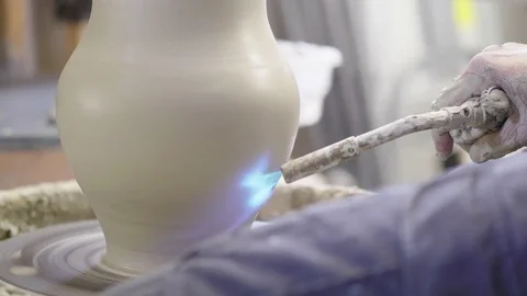 20 Ceramic Throwing - Blow Torch Drying Pot on Wheel Vidéo 77758889
