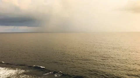 20- second video ocean horizon light to dark calming seas Stock Footage 96518522