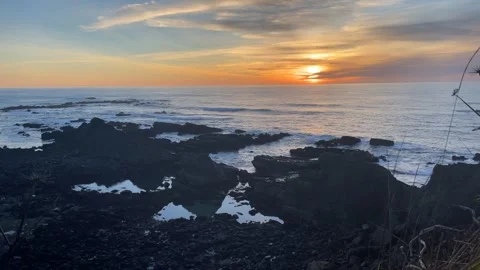 20 seconds of waves at sunset on the Oregon Coast Video stock 329449317