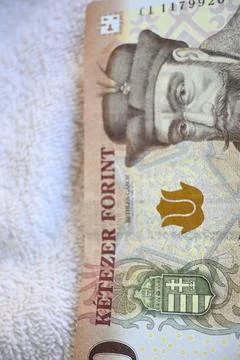2000 forint banknote on a towel 스톡 사진