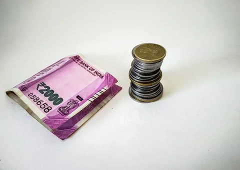 A 2000 indian rupees note with set of coins in white background 스톡 사진