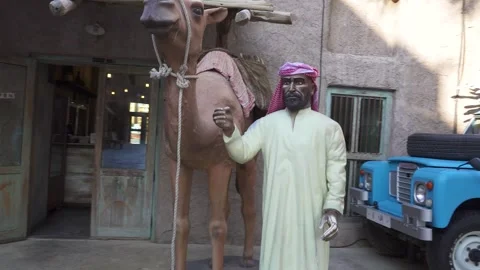 20/12/2022: Statue of Arabic Man with Camel in Old Dubai Market, UAE Video stock 270748077