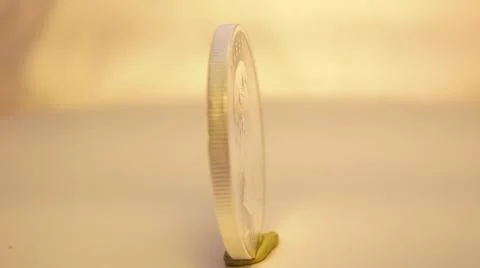 2014:.Coin On Rotating Table Spinning In Circle Foto stock