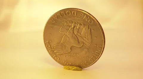 2014:.Coin On Rotating Table Spinning In Circle Foto stock