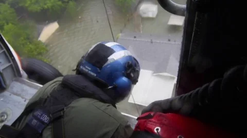 2017 - Field investigators from the NTSB document the wreckage of a cargo plane Video stock 80072004