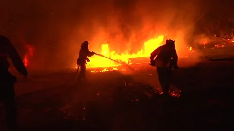 2017 - a firefighter fights a huge hillside blaze during the Thomas Fire in 스톡 동영상 157763716
