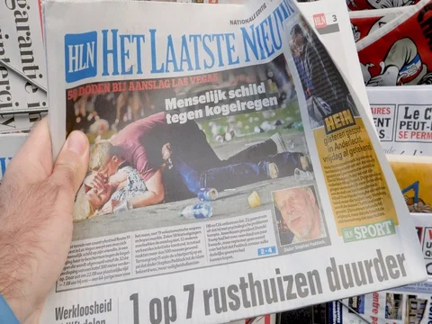 2017 Las Vegas Strip shooting het laatste nieuws newspaper Stock Footage