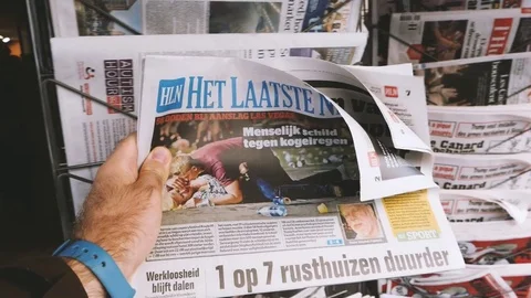 2017 Las Vegas Strip shooting het laatste nieuws newspaper Stock Footage