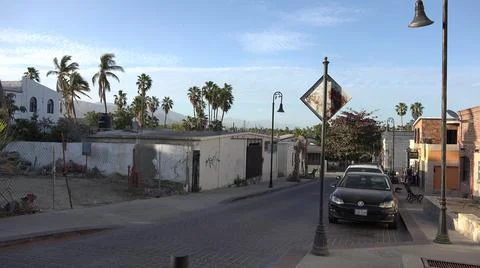 2017:LOS CABOS MEXICO.Cars Are Parallel Parked On Cobblestone Street Flanked By Foto stock