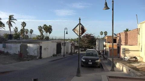 2017:LOS CABOS MEXICO.Cars Are Parallel Parked On Cobblestone Street Flanked By Stockfoto's