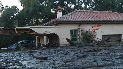 2018 - fire crews inspect damage from the mudslides in Montecito, California Видео 92171001