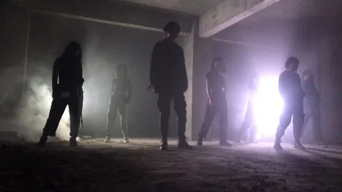 2019 Jun 01, Guiyang. Five Dancers Running Through Foggy Concrete Hallway 스톡 동영상 335772779