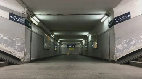 2019 Jun 09, Jiaxing. Long empty underground train station pedestrian underpass Vídeos de archivo 345726078