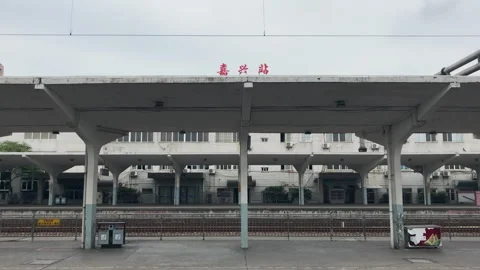 2019 Jun 09, Jiaxing. Wide static shot of empty overcast train station platform Vídeos de archivo 345725797